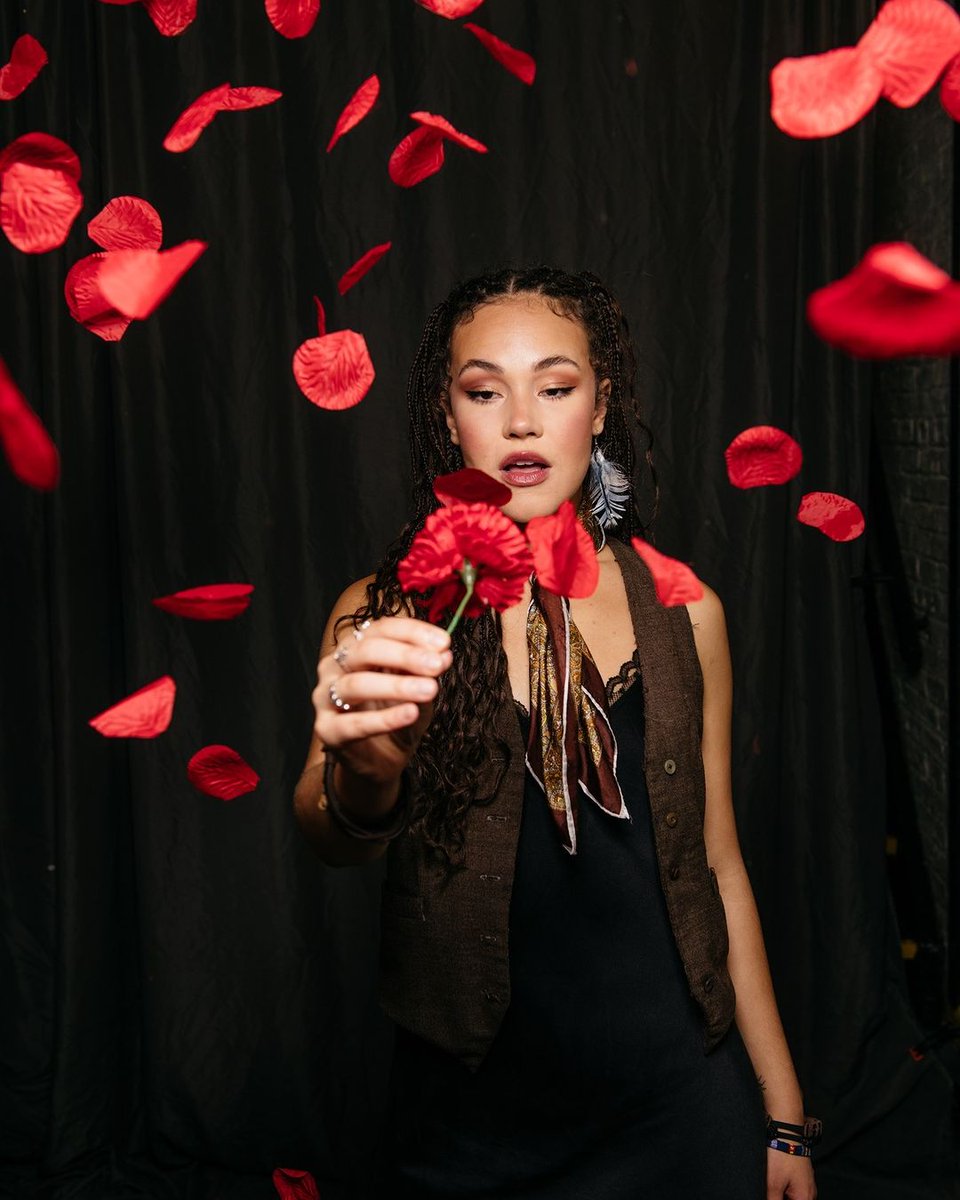 MarathonDGTL's tweet photo. Currently waiting for Spring to come again 🥀 #Flowers @hadestown https://t.co/fLK6zQ8RQh