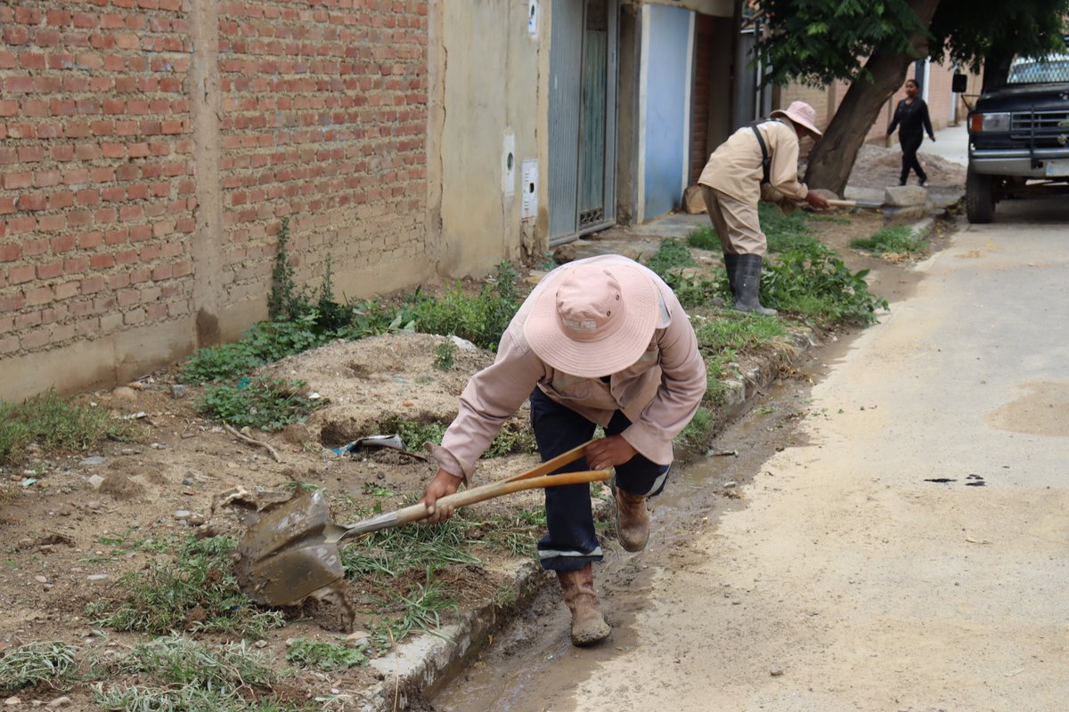 Con el objetivo de evitar inundaciones y el anegamiento de vías a causa de la lluvia, personal de la Jefatura de Gestión de Riesgos de Sacaba realizó el retiro de tierra de boca tormentas en diferentes calles del Distrito 1 de Sacaba.
#Sacaba
#SigamosAdelante