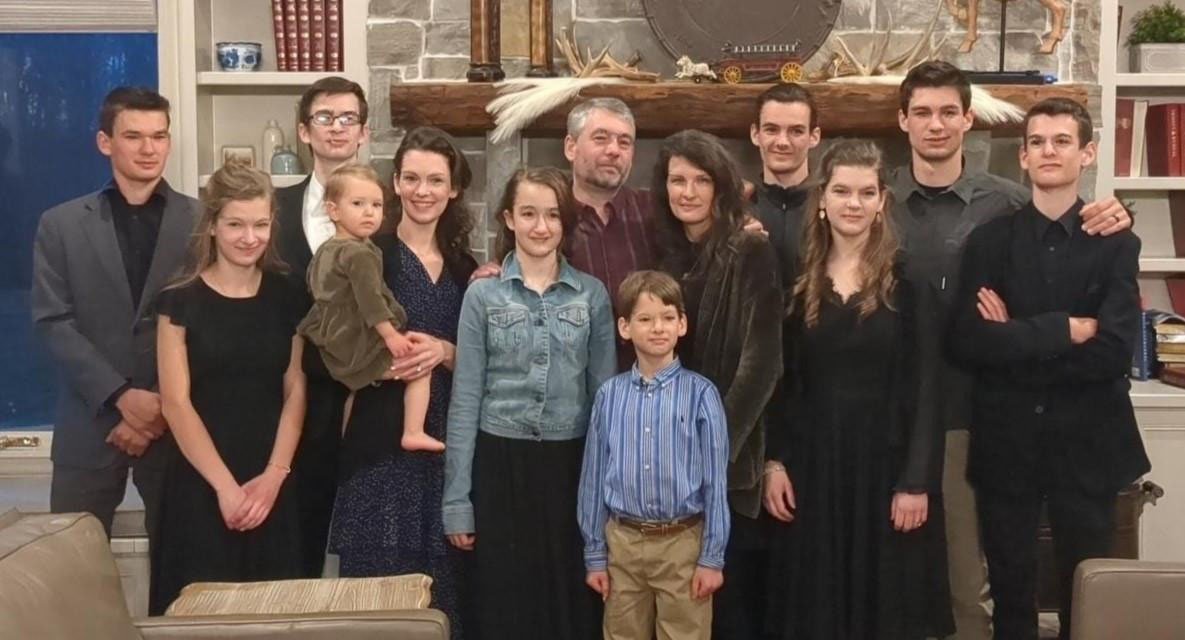 MaryMargOlohan's tweet photo. Paul Vaughn, his wife, and his 11 children. Their father now faces 11 years in prison. https://t.co/npEGx8gMUd