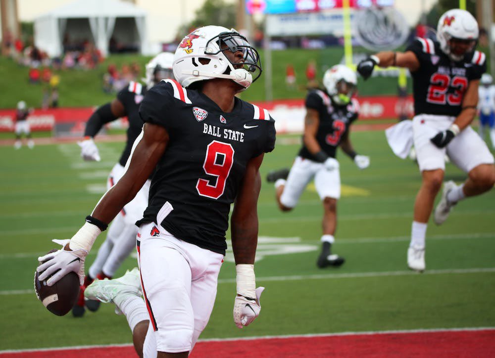Tavarez_Edwards's tweet photo. After a great conversation with @CoachJohnson64, I am beyond blessed to say I have received an offer from Ball State University! @Natkins42 @titcus @24_two4 @CoachMules @Kvjcathey6 @CoachChris_Roll @FBraidernation @Phouly31 @EDGYTIM https://t.co/HWNoIlT7hL