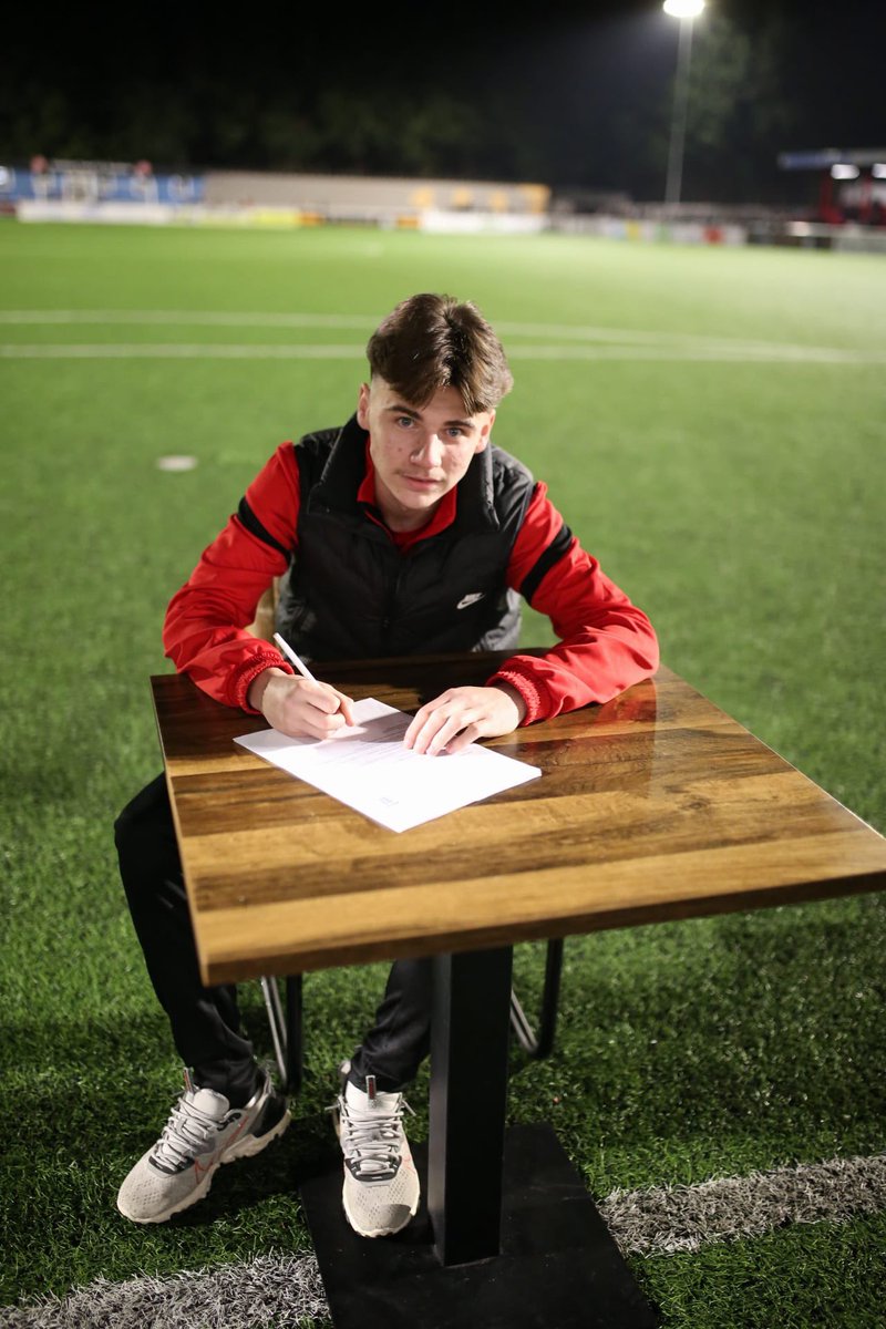 ChathamTownFC's tweet photo. Congratulations to Connor Tilley, who has just signed his first contract with the club on his 18th birthday. ✍️ 

🔴⚪️⚫️ #UpTheChats | @ChatsAcademy https://t.co/FI0KJDtrTP
