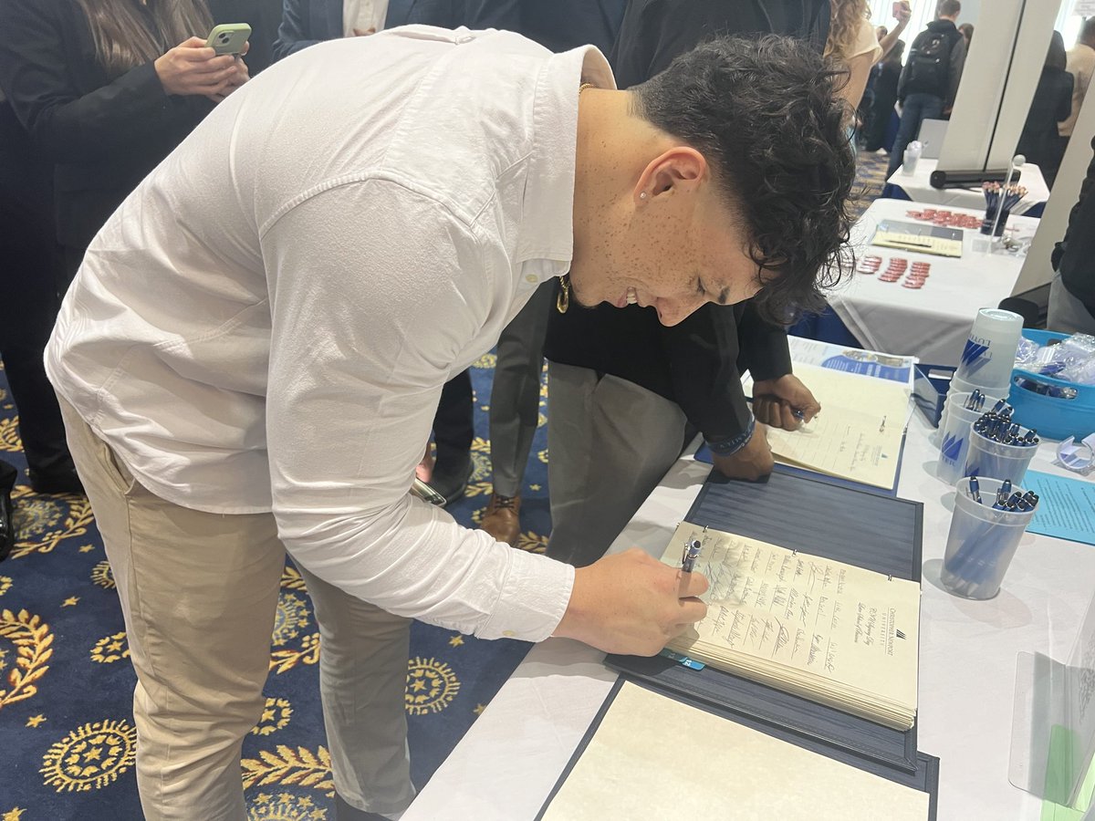Check out some of our sophomore players declaring their majors! Exciting moments as they pave the way for their academic journeys! #cnusigningday2024 📘🖋️