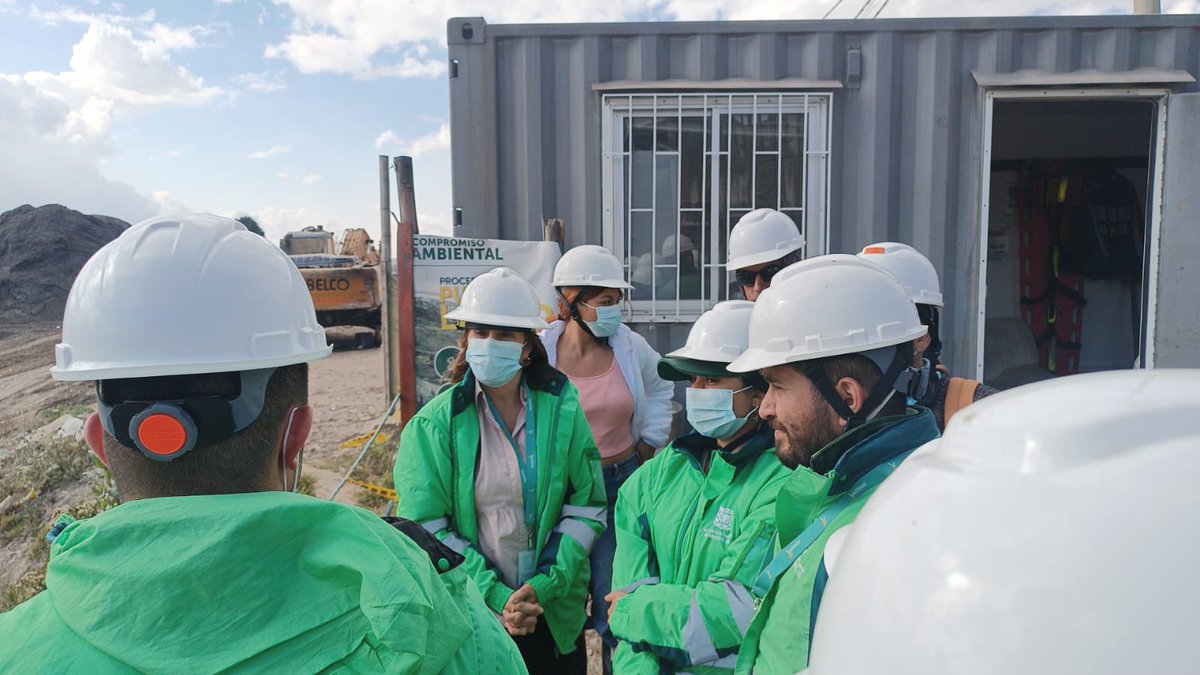 Uaesp's tweet photo. Nuestra directora @consuelordonez recorre #AEstaHora el Punto Limpio El Uval, para revisar y conocer el modelo de selección de los residuos de construcción que llegan a este lugar, para que sean procesados, transformados y reintegrados a la industria. https://t.co/eJHOjGNGaP