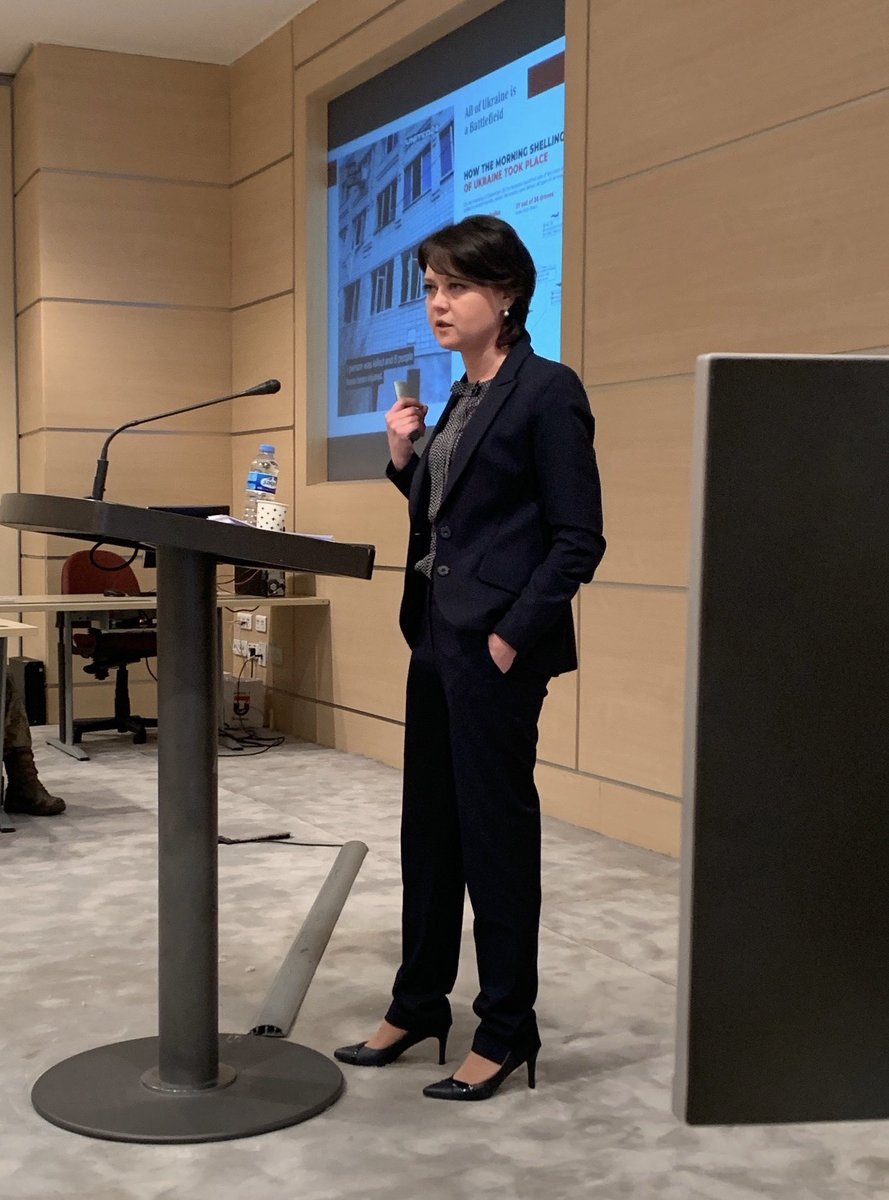 GaberYevgeniya's tweet photo. Iki yıldır aralıksız konferanslara katılıyorum, ders veriyorum, binlerce kişiyle görüşüyorum. Amacım, Ukrayna’daki gerçekleri dünyaya anlatmak. 
Bu sürede Türkiye’de en çok zoruma giden şey, beni (ve diğer Ukraynalı eksperleri) taraflı olmakla, duygusal davranmakla ve akademik çalışmalardan ziyade Ukrayna’nın lobiciliğini yapmakla suçlamalar olmuştur.  
Hepsine bir cümleyle karşılık vereyim;
eğer egemen devletin toprak bütünlüğünü savunmak bir lobicilik ise, evet lobicilik yapıyorum;
eğer haksızlıkla hak arasında seçmek bir taraf tutmak demek ise, evet tarafsız değilim, haklı olan ve ezilenden yanayım;
eğer ülkemde binlerce insan öldürülken benden boş, gerçeklerden kopuk, teorik akademik makaleleri bekliyorsanız - sığınaklarda bunları yazmaya pek ilhamım yok, daha çok pratik çözüm odaklı yazıları yazmayı tercih ediyorum;
eğer Rusya’dan korkarak, Rusya ile işbirliği yaparak kendinizi korumaya çalışıyorsanız bilin ki burada “duygusal” olan Ukraynalılar değil, kendinizsiniz. Çünkü hayallerinizi gerçek yerine koyuyorsunuz.  Ukraynalıları ve Baltık ülkelerini paranoik ve duygusal sayabilirsiniz.  Ama yine de bizden öğrenin. Bizim kadar Rusya’yı iyi bilen, gerçek niyetlerini iyi anlayan yoktur. İstediğiniz kadar Batı’yı eleştirin ama yine de Rus tehdidini ciddiye alın.
