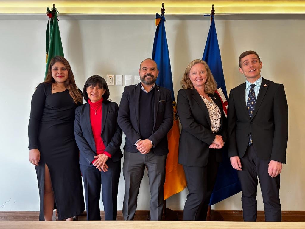 JuanVarelaM's tweet image. Un gusto poder recibir en la @UnidadEnlaceJal a la representación de @YourAlberta, integrada por Brian Leblanc, Shannon McCarthy y Sandra Díaz, en la que dialogamos sobre la próxima visita de una delegación de Alberta a Jalisco en el marco del 25° aniversario del hermanamiento.