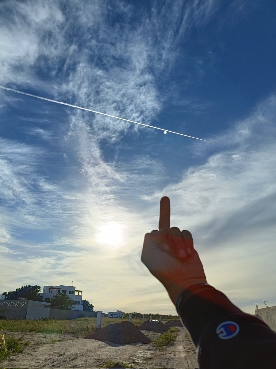 Aceso76's tweet image. Anyone else sick of seeing this every day?! 

#solargeoengineering #weathermodification #chemtrails