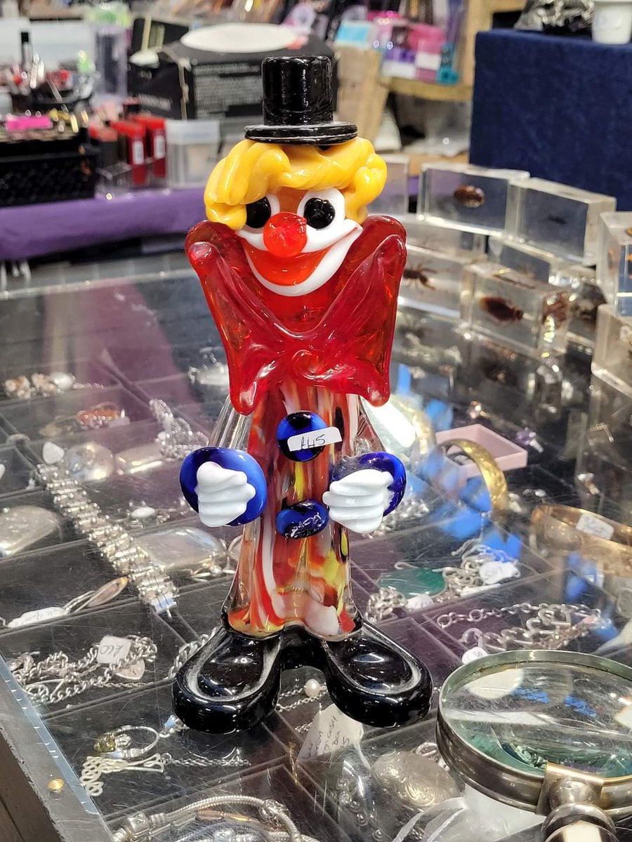 We know clowns aren't everyones cup of tea, but this one is just so cute! Collectable Curios have a large selection of Murano glass at both our stalls in St George's Market and our website.

info@collectablecurios.co.uk

#Murano #GlassClown #HandBlown  #StGeorgesMarketBelfast