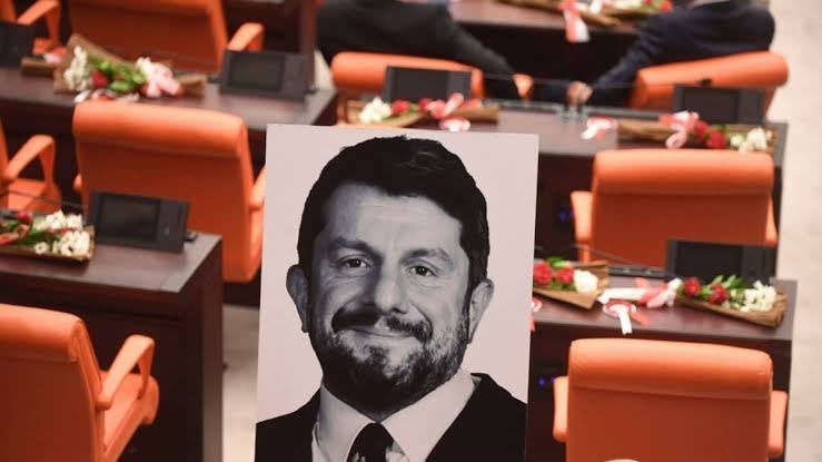 Anayasa Mahkemesi tarafından defalarca“hak ihlali”kararı alınmasına rağmen serbest bırakılmayan #CanAtalay’ın milletvekilliğinin düşürülmesi kabul edilemez.
Bu karar Anayasamızın ayaklar altında çiğnenmesidir.
Can Atalay’ın yeri demir parmaklıklar değil, halkın meclisi olmalıdır!