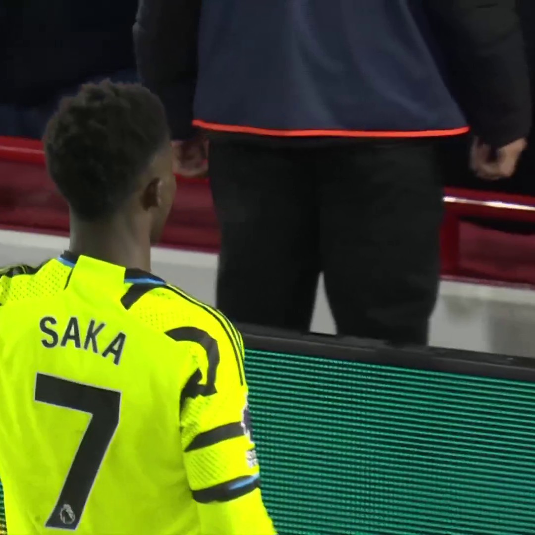 Bukayo Saka slots home to give Arsenal a two-goal cushion. 🎯#NFOARS