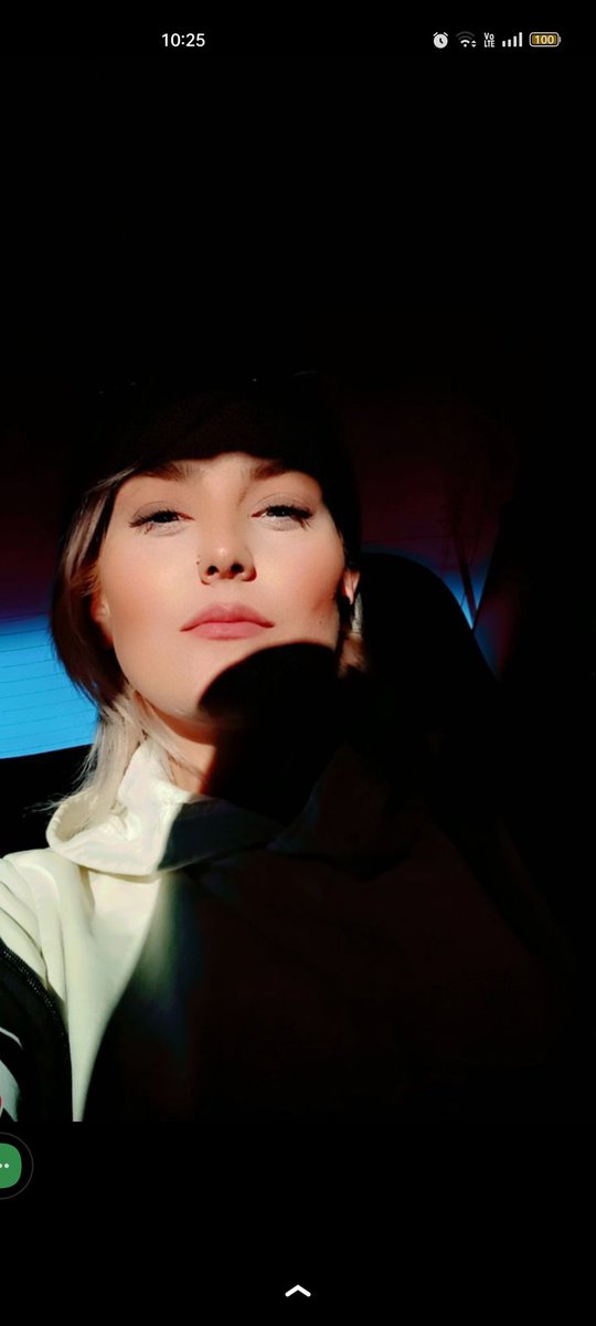 '''Uyandım ağladım, uyudum ağladım, aklıma geldi ağladım, bir şarkı çaldı ağladım.Sevilmeyişime ağladım, çaresizliğime ağladım, yalnız olmama ağladım.
Ben hep ağladım.'''