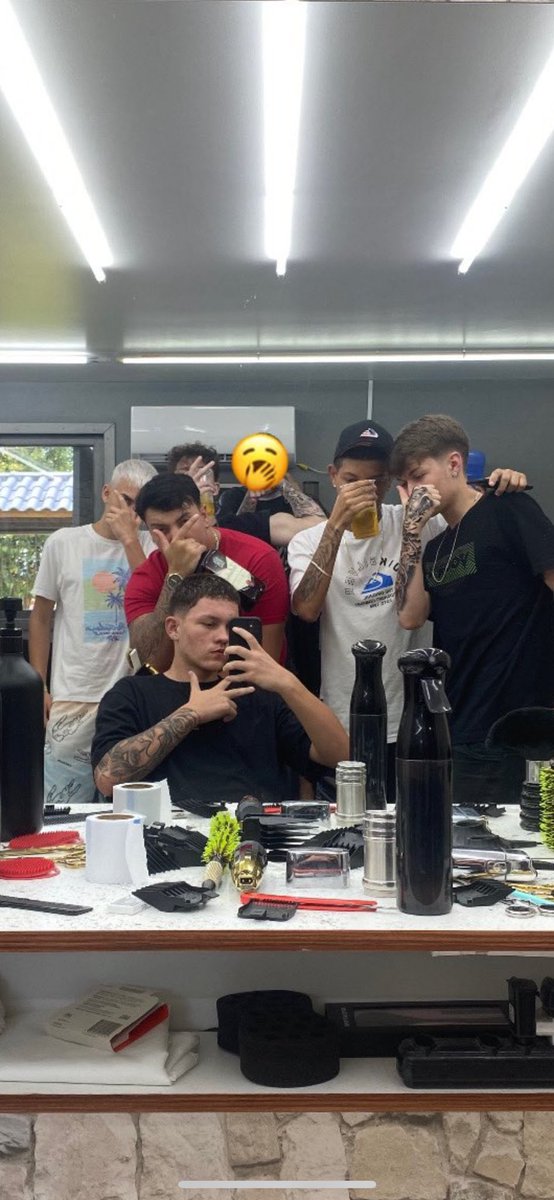 HaukHeitor's tweet photo. Com os cria na barber hauk’s https://t.co/YsEOMiMN61