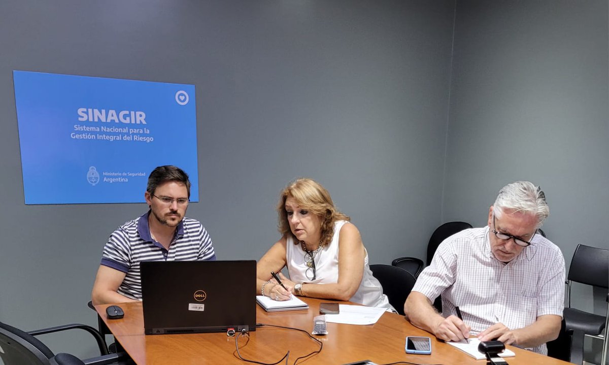 AFE_Arg's tweet photo. HOY | Desde el SINAGIR analizamos el escenario trimestral de riesgo con organismos científico técnicos:
🔸previsiones meteorológicas, evolución fenómeno #ElNiño, ola de calor
🔸monitoreo riesgos de incendios
🔸evolución de la sequía
🔸estado de ríos y presas
🔸alertas volcánicas. https://t.co/jpTk8qFhpr