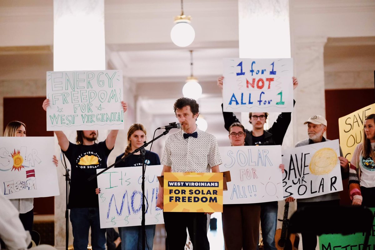 SolarNeighbors's tweet photo. On Saturday, we showed up at the West Virginia State Capitol to fight back against pending legislation that would restrict net metering throughout WV. The #SaveOurSolar Rally — held with with our amazing partners — was a huge success, with over 200 attendees!
#Solar #WVSolar ☀️ https://t.co/JH0QkLviXh
