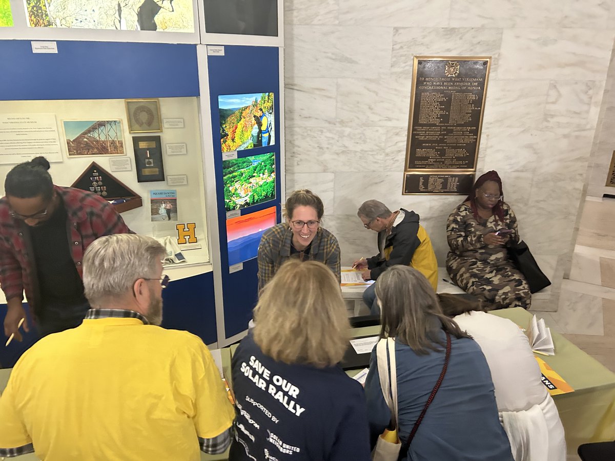 SolarNeighbors's tweet photo. On Saturday, we showed up at the West Virginia State Capitol to fight back against pending legislation that would restrict net metering throughout WV. The #SaveOurSolar Rally — held with with our amazing partners — was a huge success, with over 200 attendees!
#Solar #WVSolar ☀️ https://t.co/JH0QkLviXh