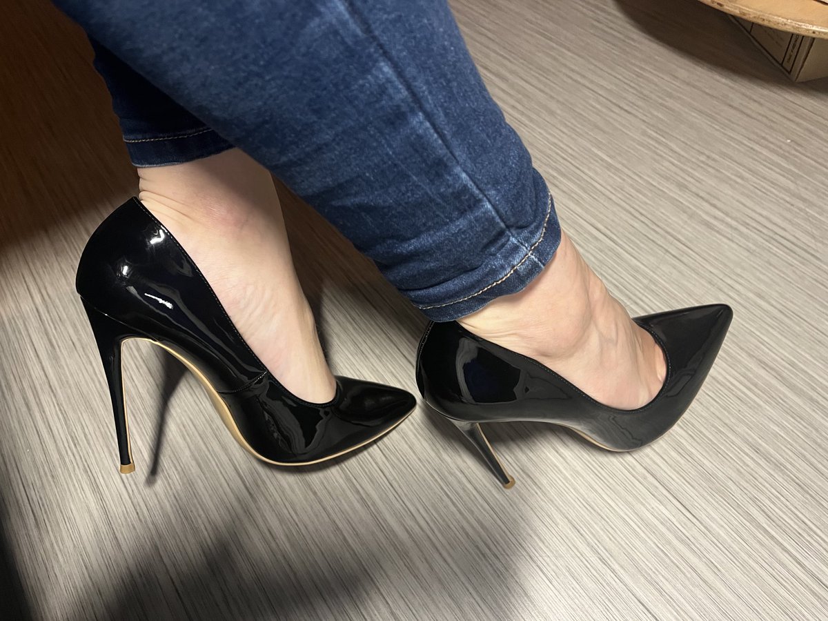 Aux pieds. 
#feetgirl #foot #escarpins #shoeslover #fetichiste #moneyslaves