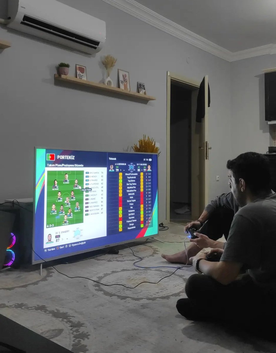 ulkmc's tweet photo. Arkadaş evlenecek televizyon sipariş etti kargo bugün geldi bekar evine getirdi açtı pes oynuyoruz https://t.co/dUZvo5eSS8