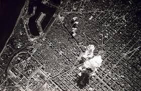 CUPBarcelona's tweet image. El 30 de gener de 1938 l&apos;aviació feixista bombardejava la ciutat de Barcelona i els seus barris. 

Van atacar durant tot el matí les zones de Ciutat Vella i la Barceloneta. La Plaça Felip Neri va quedar destruïda i van assassinar 42 persones, 20 de les quals infants. #NoOblidem