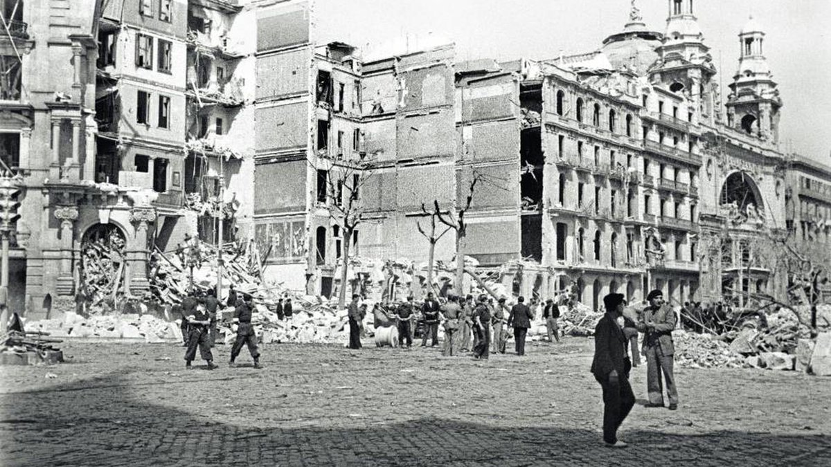 CUPBarcelona's tweet image. El 30 de gener de 1938 l&apos;aviació feixista bombardejava la ciutat de Barcelona i els seus barris. 

Van atacar durant tot el matí les zones de Ciutat Vella i la Barceloneta. La Plaça Felip Neri va quedar destruïda i van assassinar 42 persones, 20 de les quals infants. #NoOblidem