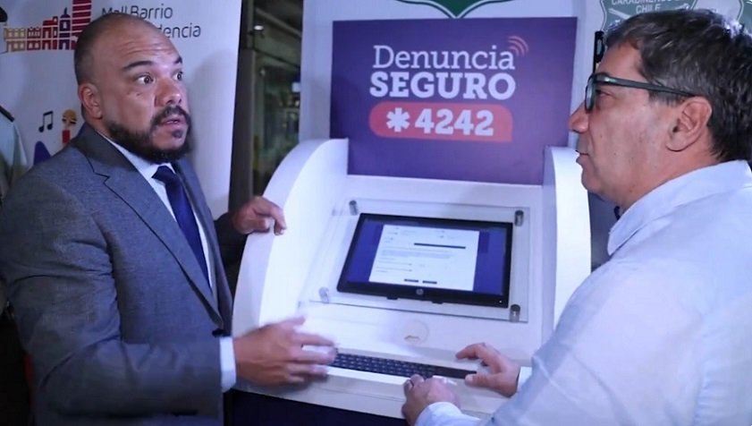 GAMBA_CL's tweet photo. Se acabó la delincuencia: Gobierno inauguró un TÓTEM para “fortalecer la percepción de seguridad” https://t.co/bYl7cuwu4M https://t.co/OPTcxlkdEu