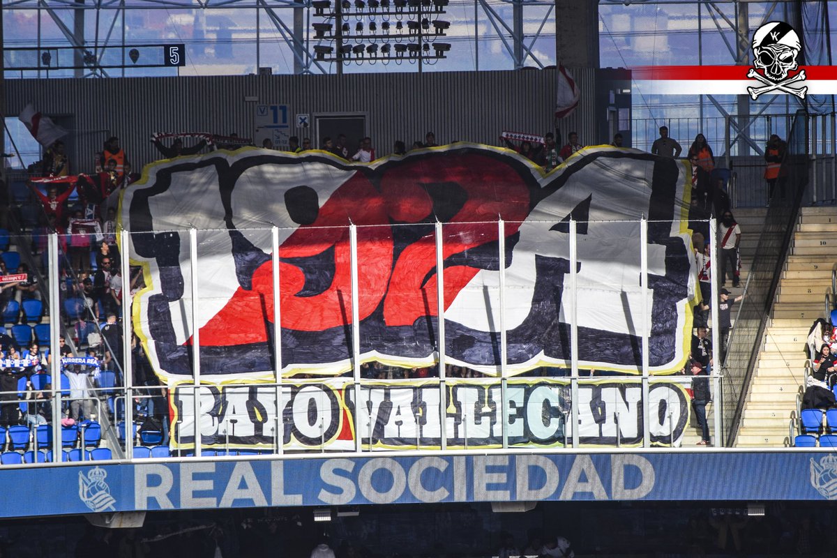 bukaneros92's tweet photo. Otro año más, la calavera volvió a Anoeta.

Para recordar 25 años después a Aitor Zabaleta, honrando su memoria y sin dejar caer su imagen en el olvido.

Para honrar el año en el que nuestra pasión dio su primer paso y hacer que Vallekas siga latiendo en franjirrojo. https://t.co/1x0HP99OXt