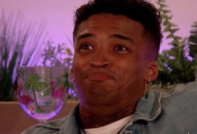 Anton getting front row seats whilst Molly and Georgia S are arguing is killing me #LoveIsland #LoveIslandAftersun