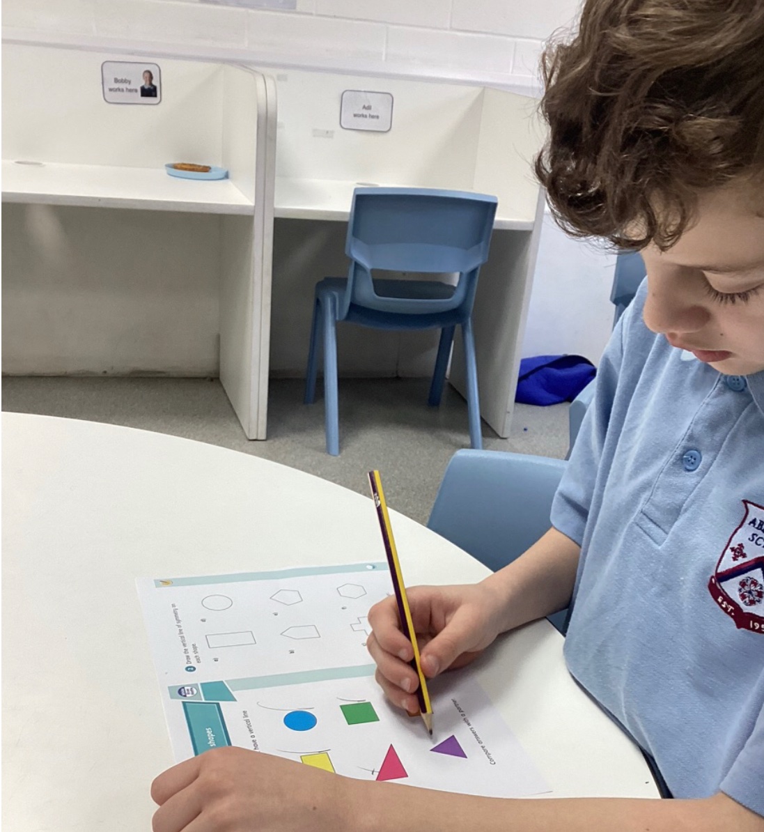 AbbotsLeaSchool's tweet photo. Today in our KS2 mixed maths groups, we investigated lines of symmetry in 2D shapes. Mrs Rodway recapped our subject specific terminology and we used mirrors to help us decide if shapes were symmetrical or not! 🪞🔴🔷🔺🔢 #Maths #CPAapproach https://t.co/nCEF1tZHtl
