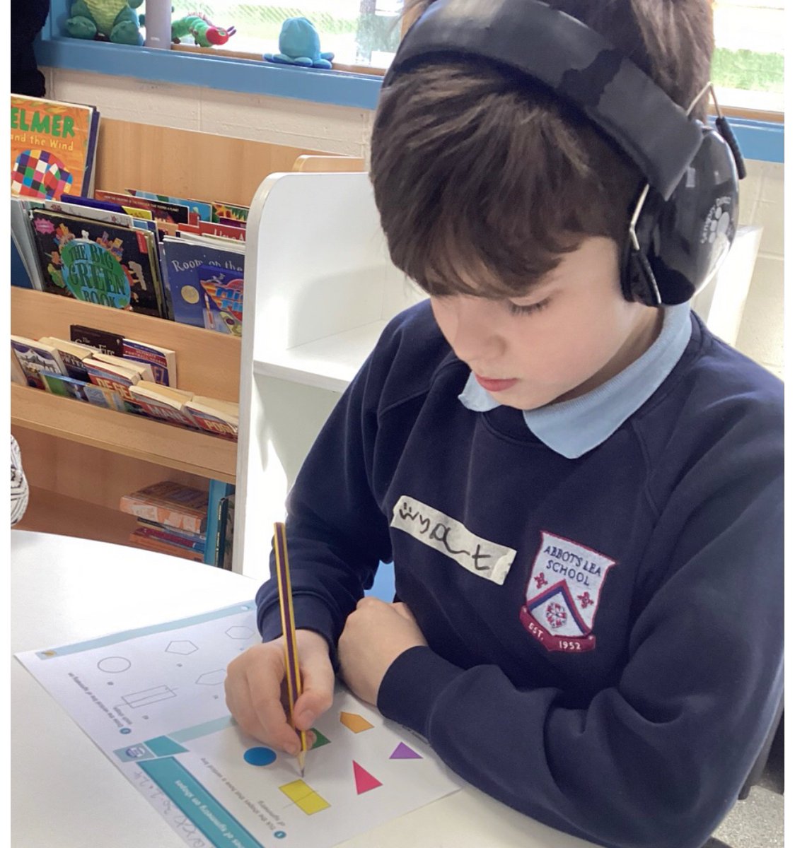 AbbotsLeaSchool's tweet photo. Today in our KS2 mixed maths groups, we investigated lines of symmetry in 2D shapes. Mrs Rodway recapped our subject specific terminology and we used mirrors to help us decide if shapes were symmetrical or not! 🪞🔴🔷🔺🔢 #Maths #CPAapproach https://t.co/nCEF1tZHtl