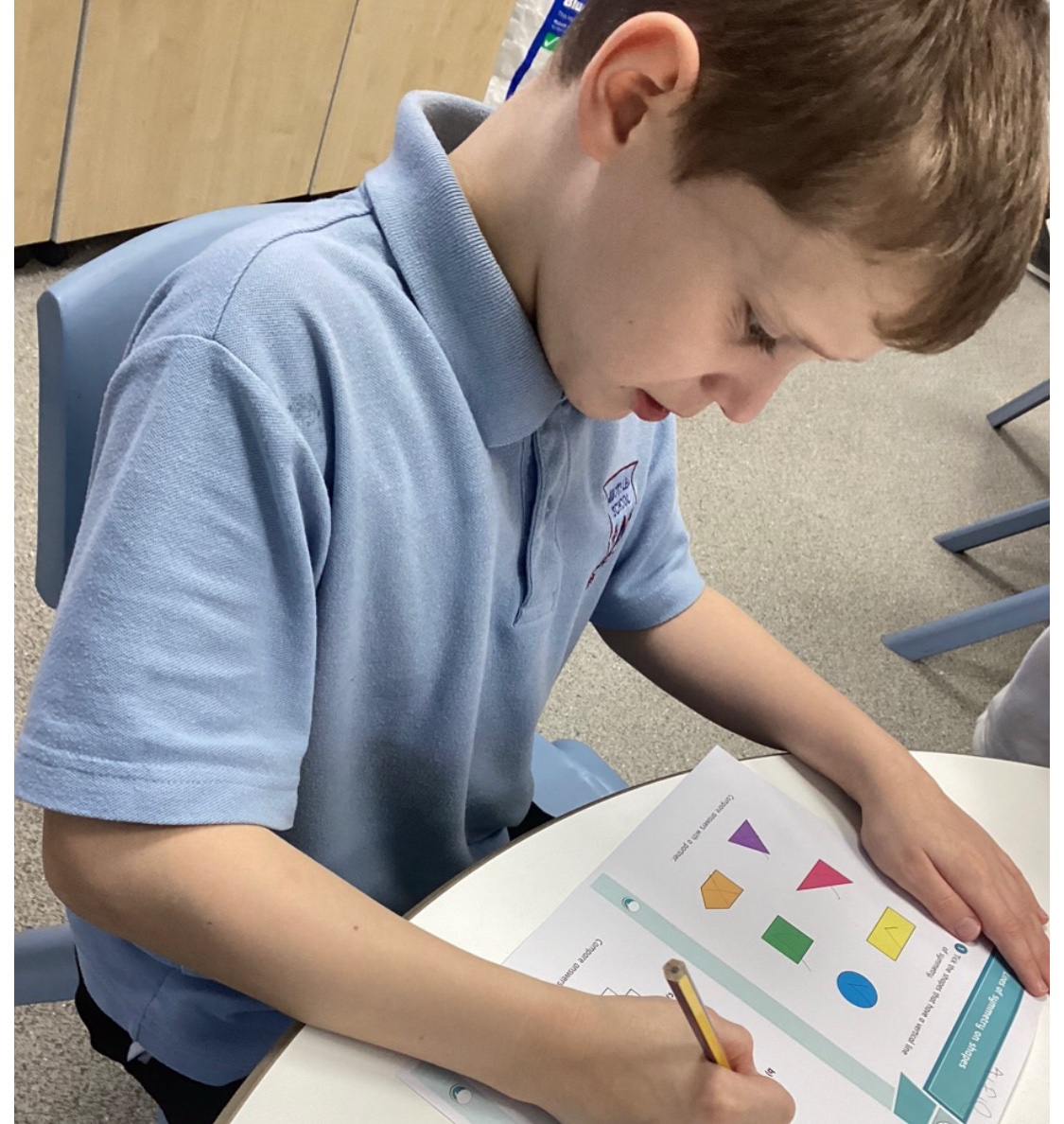 AbbotsLeaSchool's tweet photo. Today in our KS2 mixed maths groups, we investigated lines of symmetry in 2D shapes. Mrs Rodway recapped our subject specific terminology and we used mirrors to help us decide if shapes were symmetrical or not! 🪞🔴🔷🔺🔢 #Maths #CPAapproach https://t.co/nCEF1tZHtl