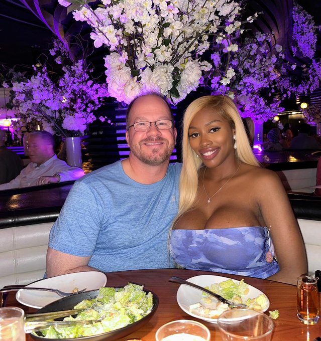 I love meeting all my fans you guys are the best https://t.co/IwvsNsv5kt<a href="/tag/2700cc"class="tags"><span>#2700cc</span></a>