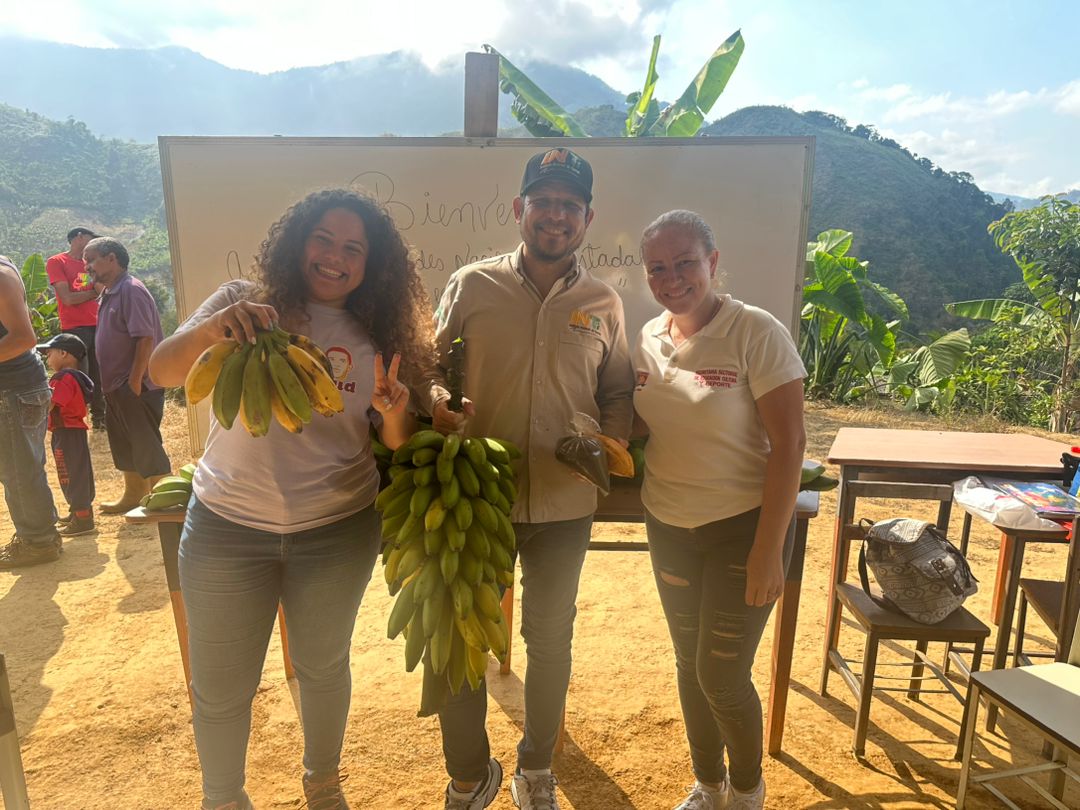 Estuvimos en el extremo occidental del estado La Guaira, en la comunidad de Buenos Aires de la parroquia Carayaca.
Aquí vimos altos niveles de organización y producción en más de 79 parceleros que serán atendidos con su regularización.
¡Carayaca produce vida!