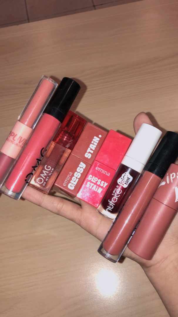 cassabilla's tweet photo. Bibirnya satu lipstick nya bejibun mana warna nya mirip semua lagi https://t.co/Dwaf3Q7ZXR
