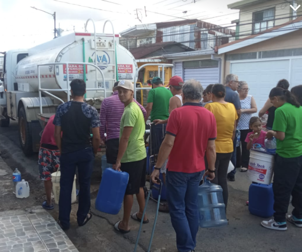MrsClarisse's tweet photo. ¿Cuántas veces los fachos ticos hablan de gente haciendo fila en Cuba y de Venezuela, porque el socialismo "destruye" todo pero el capitalismo es la salvación? 

Costa Rica 2024 100% capitalista. https://t.co/r6TSUIyPfw