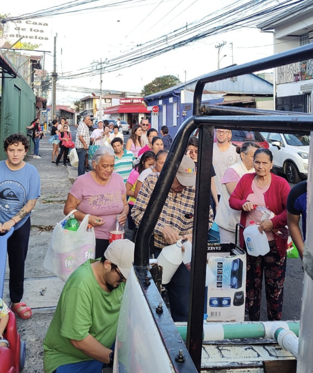 MrsClarisse's tweet photo. ¿Cuántas veces los fachos ticos hablan de gente haciendo fila en Cuba y de Venezuela, porque el socialismo "destruye" todo pero el capitalismo es la salvación? 

Costa Rica 2024 100% capitalista. https://t.co/r6TSUIyPfw