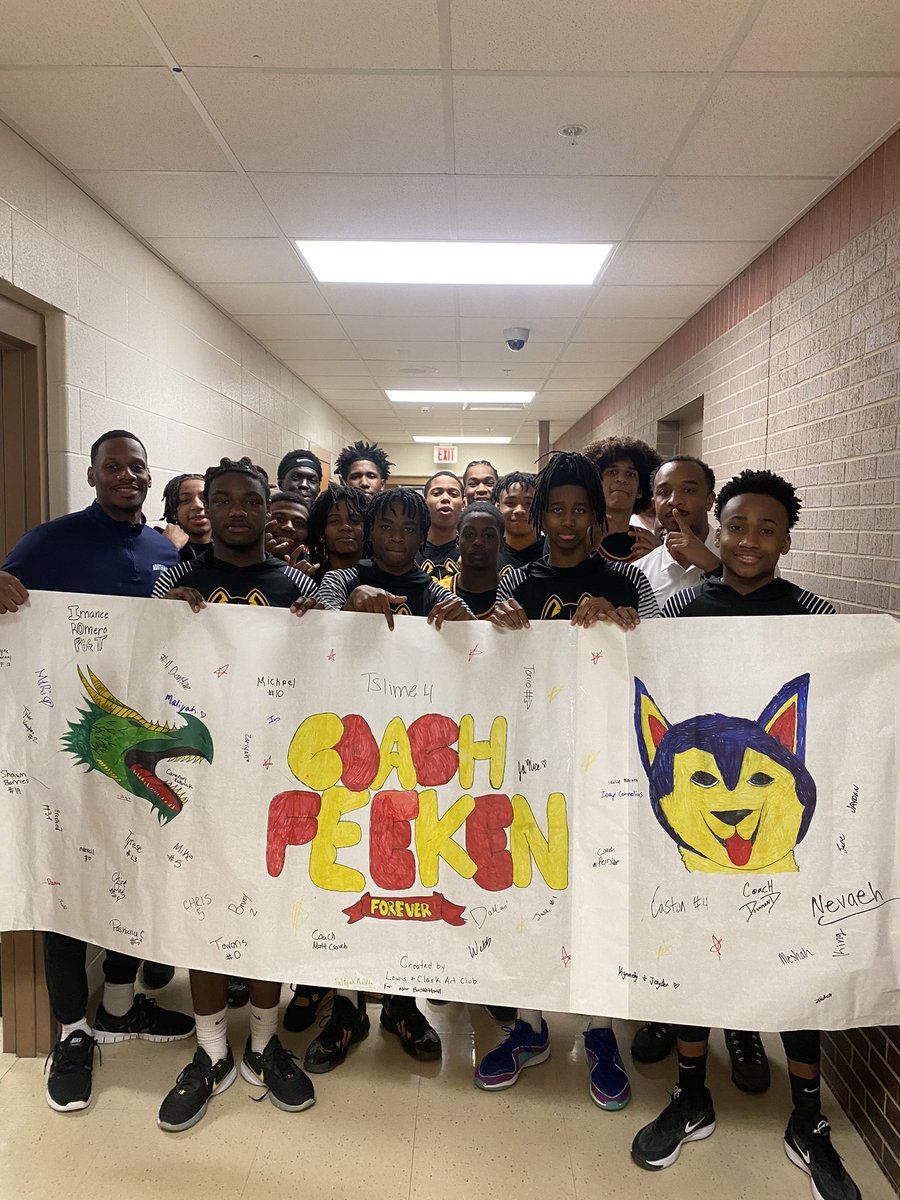 OmahaNWhoops's tweet image. Took trip to Gretna tonight, so our Northwest basketball program and Lewis and Clark middle school Art Club wanted to show our support for coach Feek and the Gretna family! 

Gretna team has a great group of young men and we wish you guys nothing but the best! @gretnabball 

NW🏀
