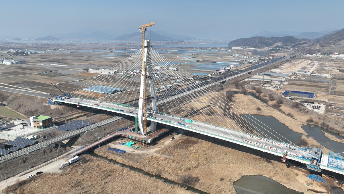 Pt_Lee_'s tweet photo. Hwapo bridge,Miryang City.Republic of Korea.
The main span is 260 meters with two towers and two cable-stayed planes,OVM provided 104 parallel steel wire stay cables for the full bridge, with a total weight of 490 tons of steel wire. https://t.co/s2CQV7H5R5