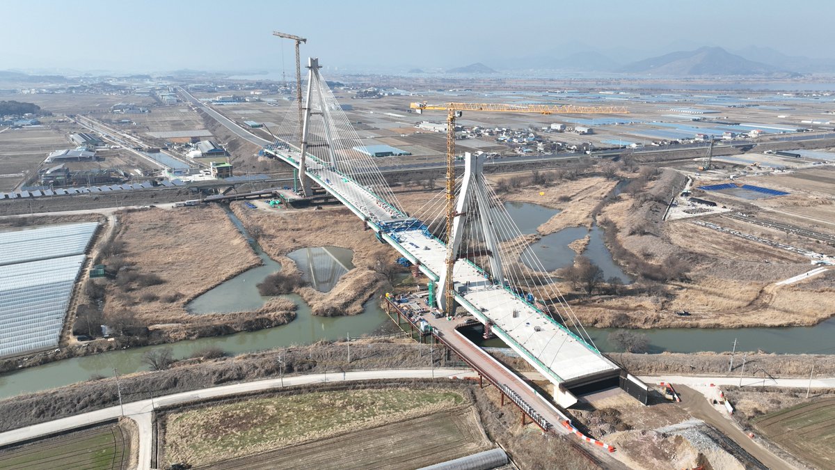 Pt_Lee_'s tweet photo. Hwapo bridge,Miryang City.Republic of Korea.
The main span is 260 meters with two towers and two cable-stayed planes,OVM provided 104 parallel steel wire stay cables for the full bridge, with a total weight of 490 tons of steel wire. https://t.co/s2CQV7H5R5