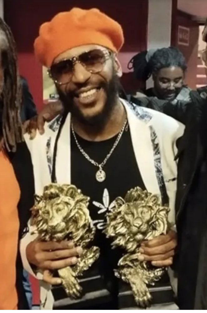 #musique #distinction : L'artiste Tiwony .@Guadeloupe doublement récompensé lors des #ReggaeDancehallAwards la1ere.francetvinfo.fr/guadeloupe/l-a…