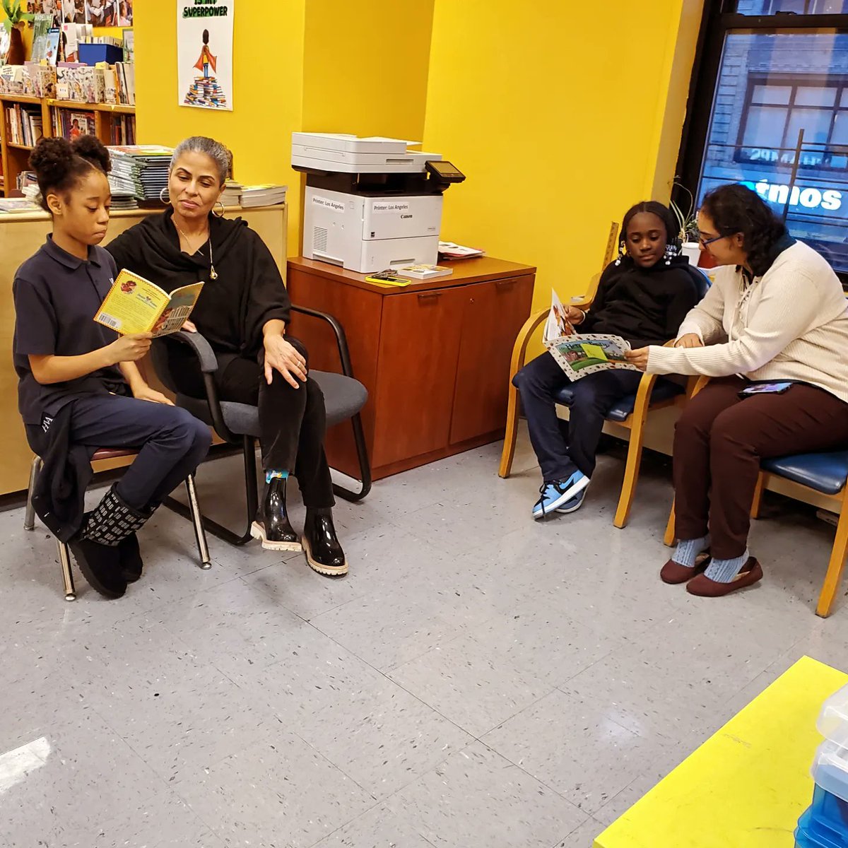 DobaDarris's tweet photo. #YouthLiteracy #Education #Harlem 
Yesterday, @TheReadingTeam was visited by @ksuttonjames, #Manhattan Deputy Borough President. She was incredibly generous with her time, sharing both great insights about how to help our students as well as reading with them. A few photos: https://t.co/u4Lb873rKl