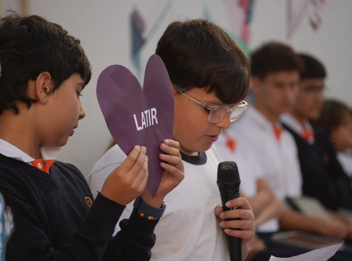 NazaretArrecife's tweet photo. ¡Celebramos el #DíaDeLaPazYLaNoViolencia! Porque soñamos con un mundo diferente afinamos el 🧡 y somos semilla del cambio que queremos ver. Comprometidos #EnElCorazónDelMundo #DandoLaNotaPorLaPaz #EducandoEnValores #AsíEsNazaret @coleinnovadores https://t.co/CHNZGurWIr