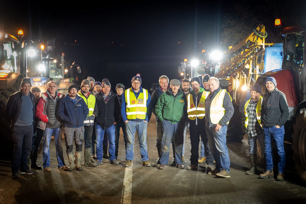 kieran_sullivan's tweet photo. Waterford farmers showing solidarity with European colleagues tonight @SeanKellyMEP @BillyKelleherEU @GraceOSllvn @DeirdreCluneMEP @farmersjournal @AgrilandIreland @IFAmedia @MattShanahanTD @MaryButlerTD @davidcullinane @MarcKC_Green https://t.co/vpbcFWVdX0