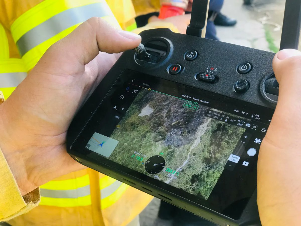 BomberosBogota's tweet photo. El Equipo Especializado de Aeronaves No Tripuladas Sart, realizó sobrevuelos de verificación de temperatura y georreferenciación para cuantificar área afectada en el #incendioforestal presentado en el #ParqueEntrenubes.
Nuestra tecnología y experiencia al servicio de Bogotá 💛❤️ https://t.co/GeWiuDhewI