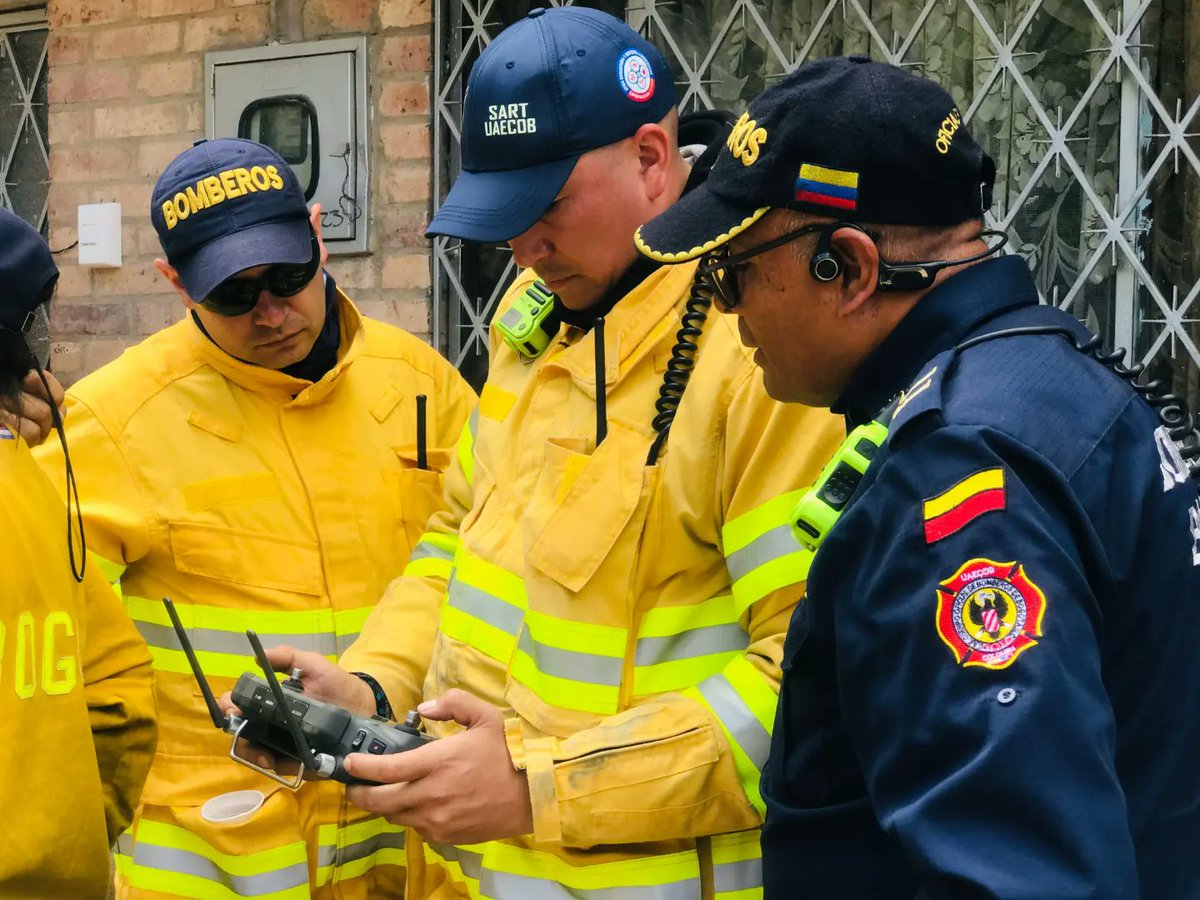 BomberosBogota's tweet photo. El Equipo Especializado de Aeronaves No Tripuladas Sart, realizó sobrevuelos de verificación de temperatura y georreferenciación para cuantificar área afectada en el #incendioforestal presentado en el #ParqueEntrenubes.
Nuestra tecnología y experiencia al servicio de Bogotá 💛❤️ https://t.co/GeWiuDhewI