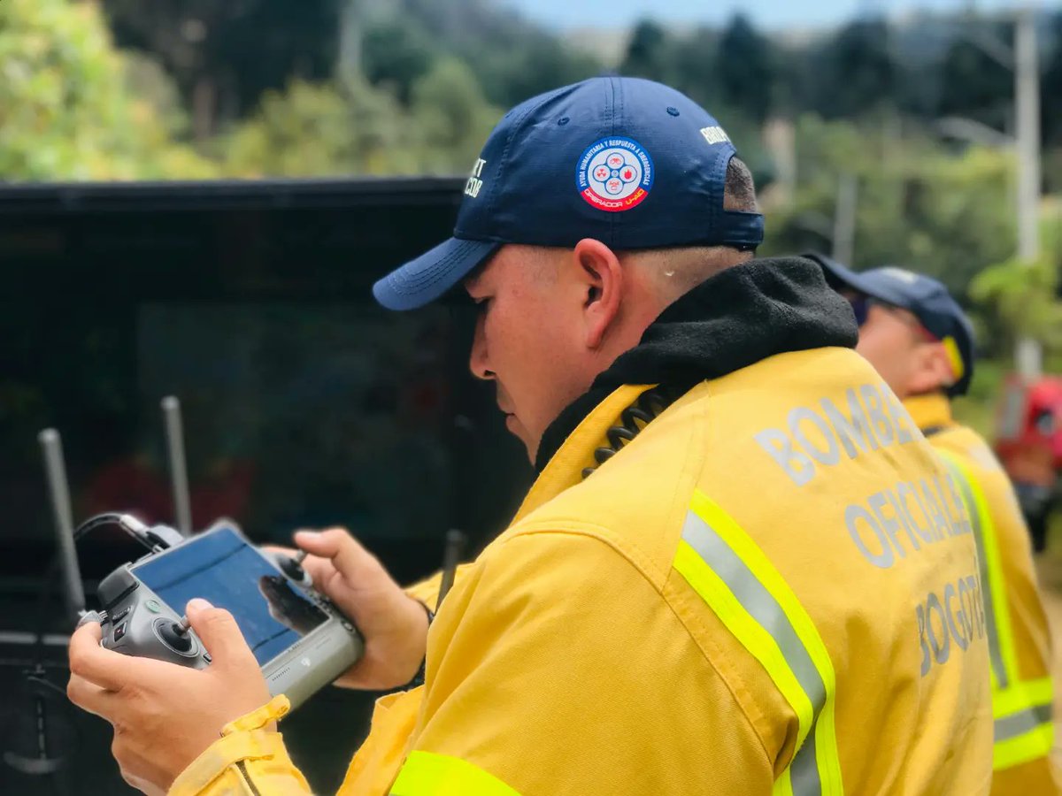 BomberosBogota's tweet photo. El Equipo Especializado de Aeronaves No Tripuladas Sart, realizó sobrevuelos de verificación de temperatura y georreferenciación para cuantificar área afectada en el #incendioforestal presentado en el #ParqueEntrenubes.
Nuestra tecnología y experiencia al servicio de Bogotá 💛❤️ https://t.co/GeWiuDhewI
