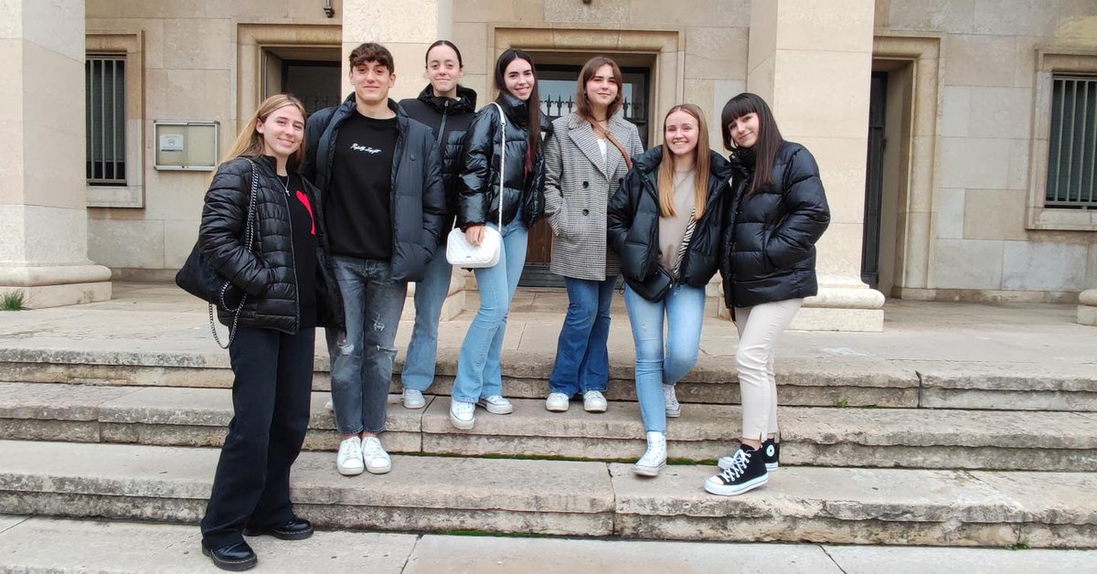 IES_Rodanas's tweet photo. Un grupo de alumnos y alumnas de 1° de bachillerato visitó la @FVeterinariaUZ donde les explicaron los estudios que se ofertan y las salidas laborales. Después pudieron ver algunas de sus instalaciones.
#ciencias #veterinaria #estudiarciencias #bachillerato #iesrodanas https://t.co/Sf0WP1WX1A