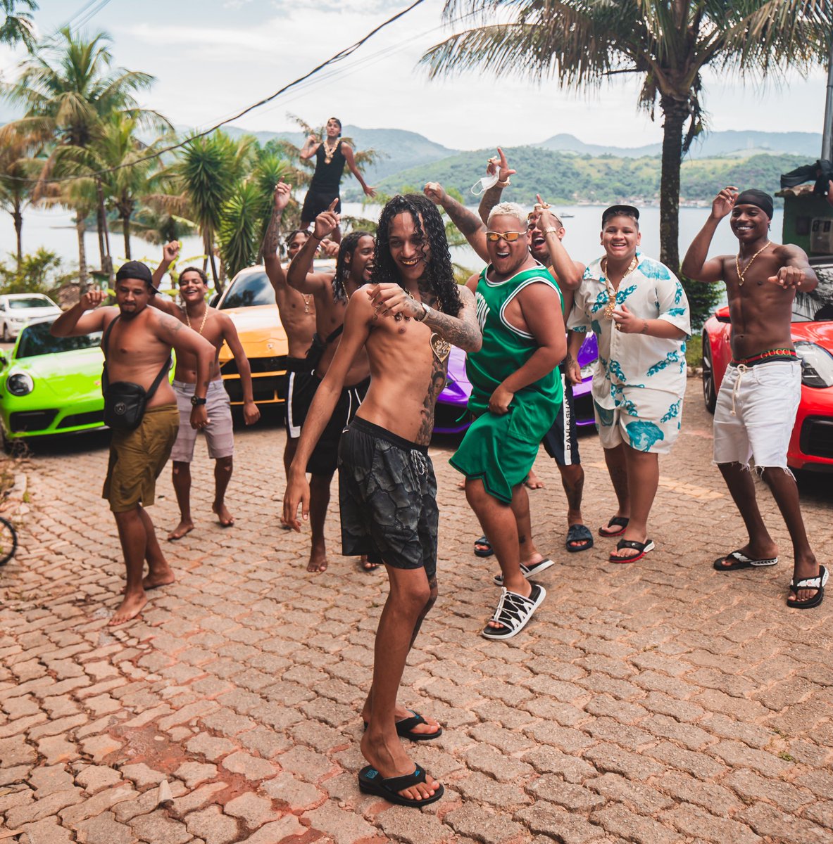 CanalRapRJ's tweet photo. Saiu! Oruam e Didi lançaram o clipe 
do hit “Rolé na Favela de Nave”. https://t.co/94Nxi0Kgj6