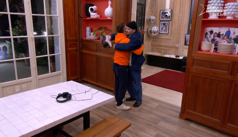 fabien_fichaux's tweet photo. Pierre est de retour au château après sa longue journée à Villedieu-Les-Poêles et retrouve Julien #StarAcademyleLive https://t.co/pBo0EDyNdG