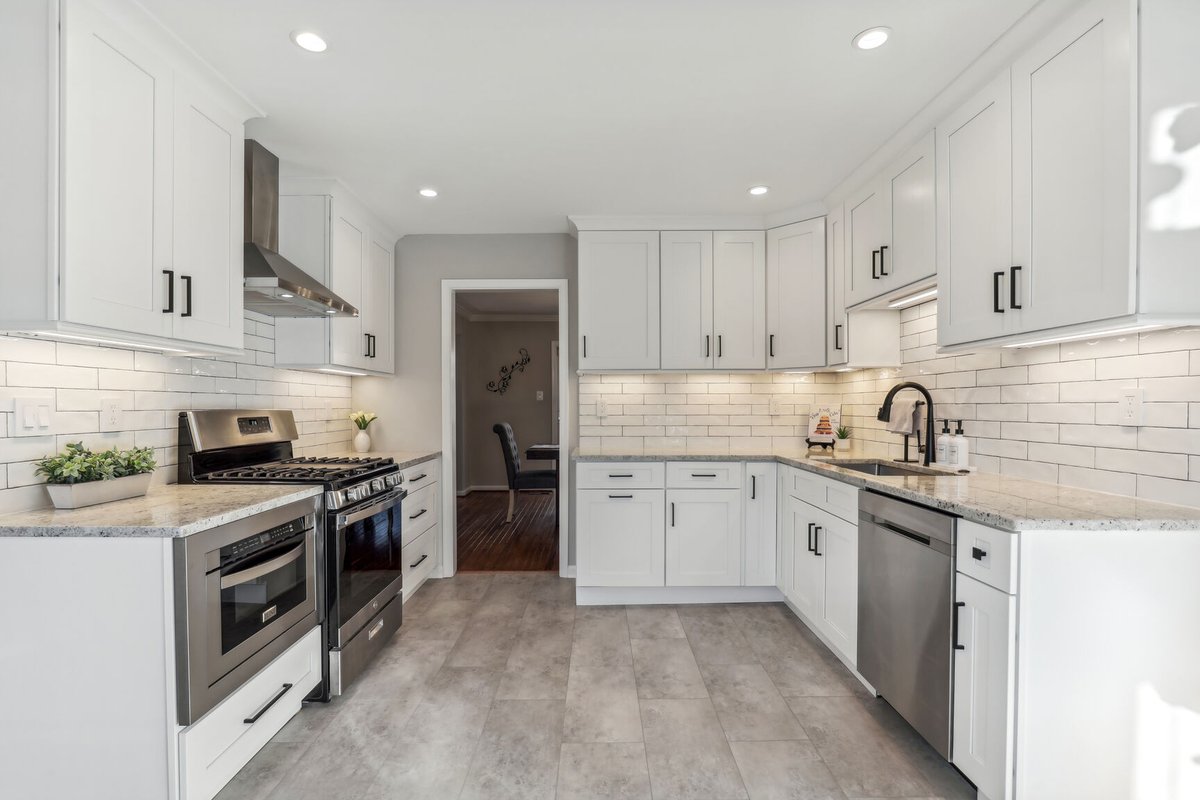 GlassHouseRE's tweet photo. 🏡 Coming Soon! Live in Burke! Discover this renovated 4-level home in a quiet cul-de-sac, 2-car garage, fenced backyard, large bedrooms, gotta see primary suite, and a rear deck. https://t.co/foS1NOSZyu