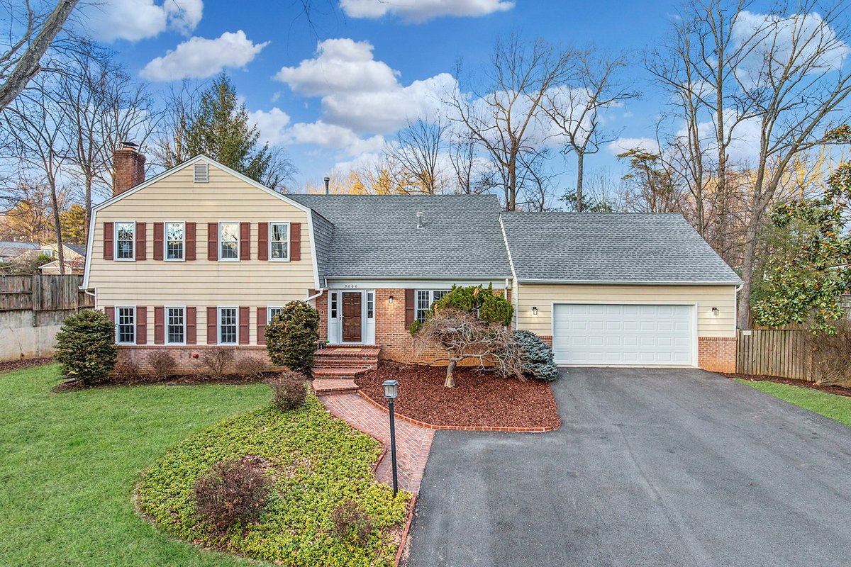 GlassHouseRE's tweet photo. 🏡 Coming Soon! Live in Burke! Discover this renovated 4-level home in a quiet cul-de-sac, 2-car garage, fenced backyard, large bedrooms, gotta see primary suite, and a rear deck. https://t.co/foS1NOSZyu