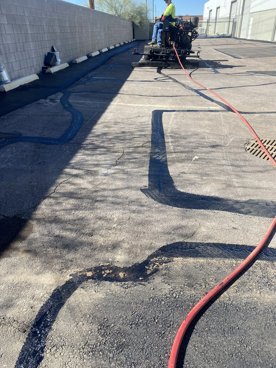 AZasphalt's tweet photo. Taking advantage of the beautiful #winterweather in #January 80 degrees. 
Never have I sealcoated in January before but with weather this good might as well knock out a coupe jobs! 
#Sealcoating #PMM #Cracksealing #asphaltmaintenance https://t.co/6297fIicCn