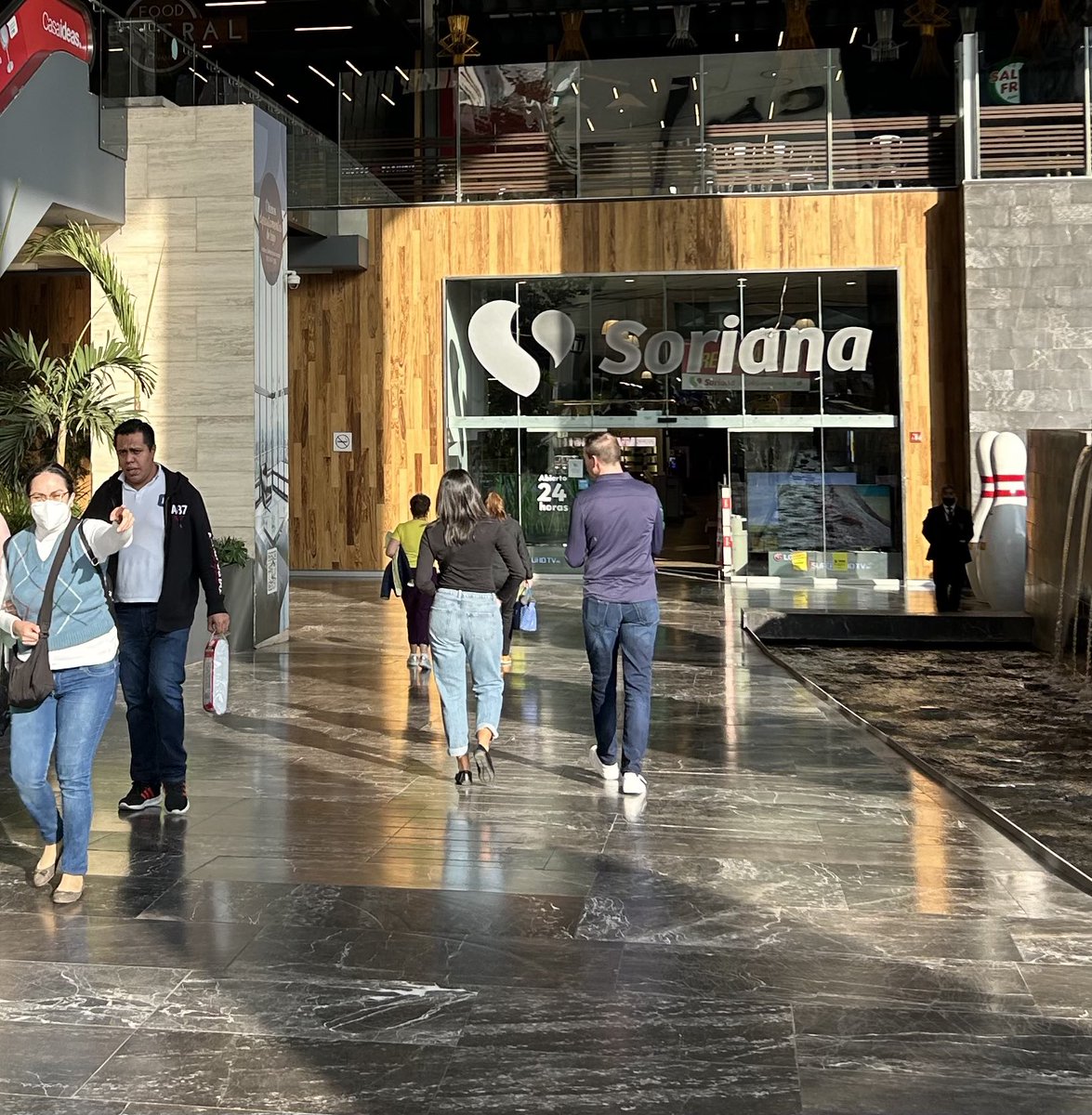 LisaThompsonPC's tweet image. After our delegation landed in Mexico, we literally hit the ground running when the Ontario Agri-Food Trade Mission visited retailers as an in-market exercise to assess opportunities for Ontario grains and bakery sectors.